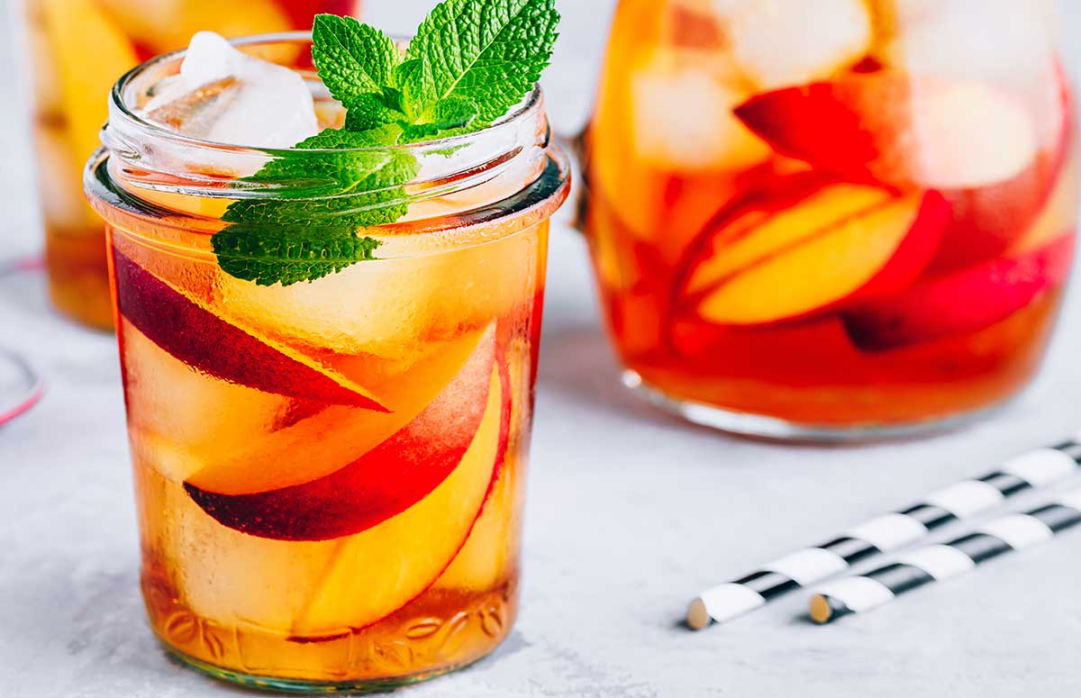 Glass of peach lemonade 无遮挡边吃摸边吃奶边做 next to a 无遮挡边吃摸边吃奶边做