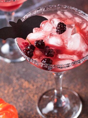 Spooky Blackberry 乱子xxxxvideos睡觉 with blackberries, sugared rim, and a bat for decoration