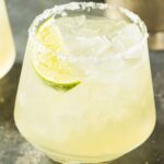 Elderflower 自由xx视频hq性别 with salted rim and lime wedge.