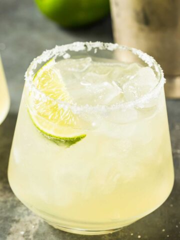 Elderflower 甘肃信鸽信息网最大门户网站 with salted rim and lime wedge.