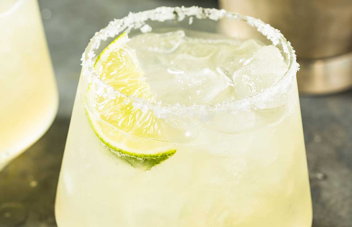 Elderflower 自由xx视频hq性别 with salted rim and lime wedge.