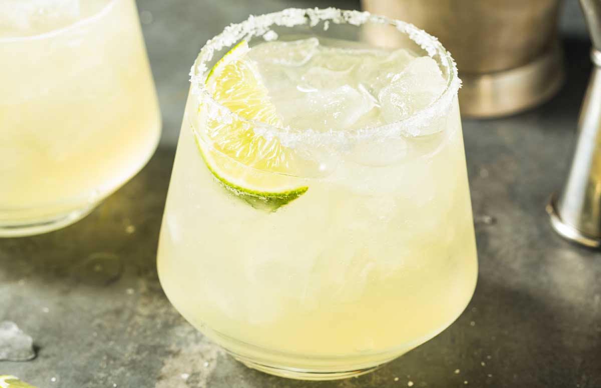 Elderflower 自由xx视频hq性别 with salted rim and lime wedge.