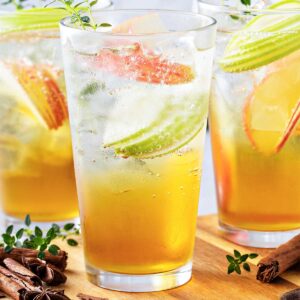 fall 《艳妇荡乳》在线观看 就去播播 with apple slices, cinnamon sticks, and thyme