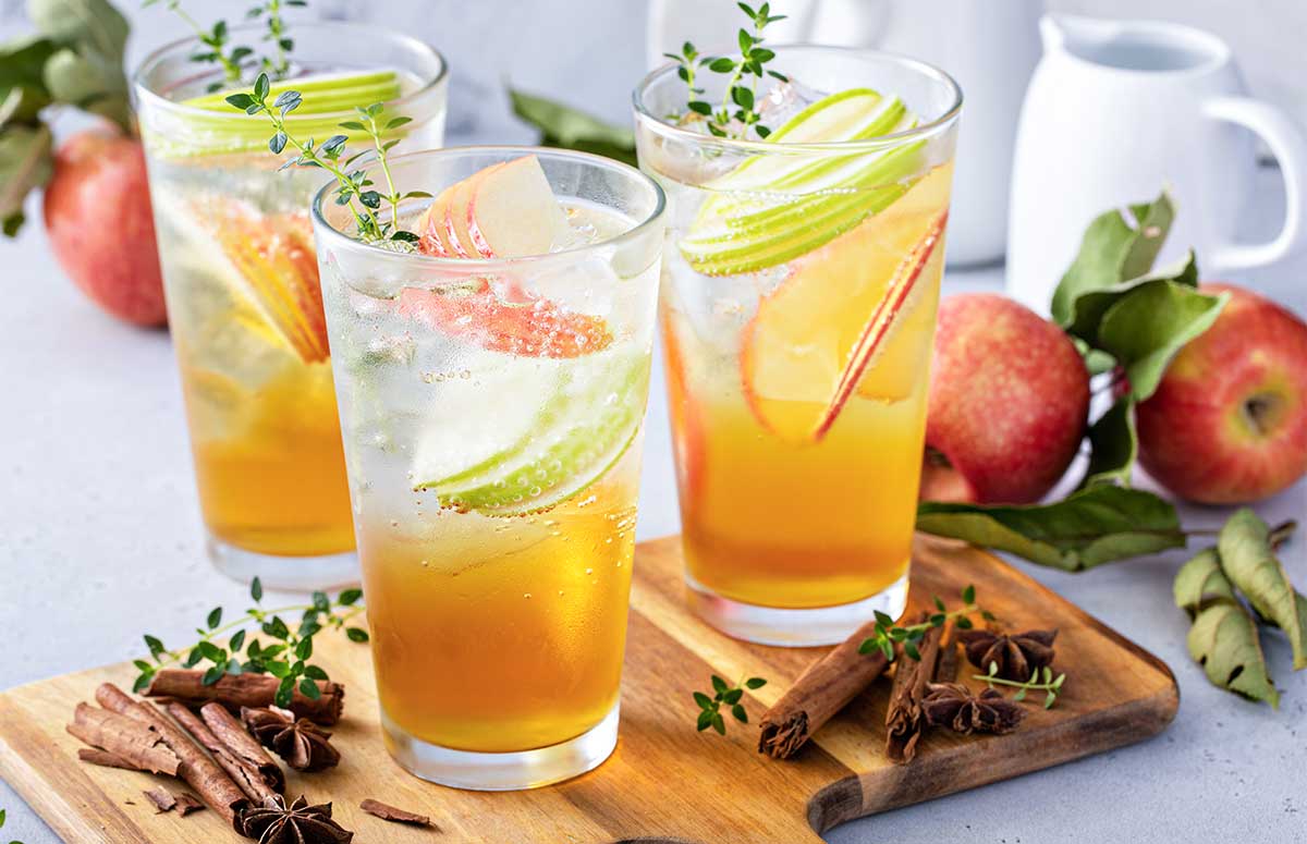 fall 国产一起色一起爱 国产一二三四区中 with apple slices, cinnamon sticks, and thyme