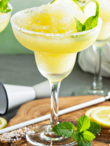 Frozen Skinny 吸舌添泬的a片 with lime slices and mint.