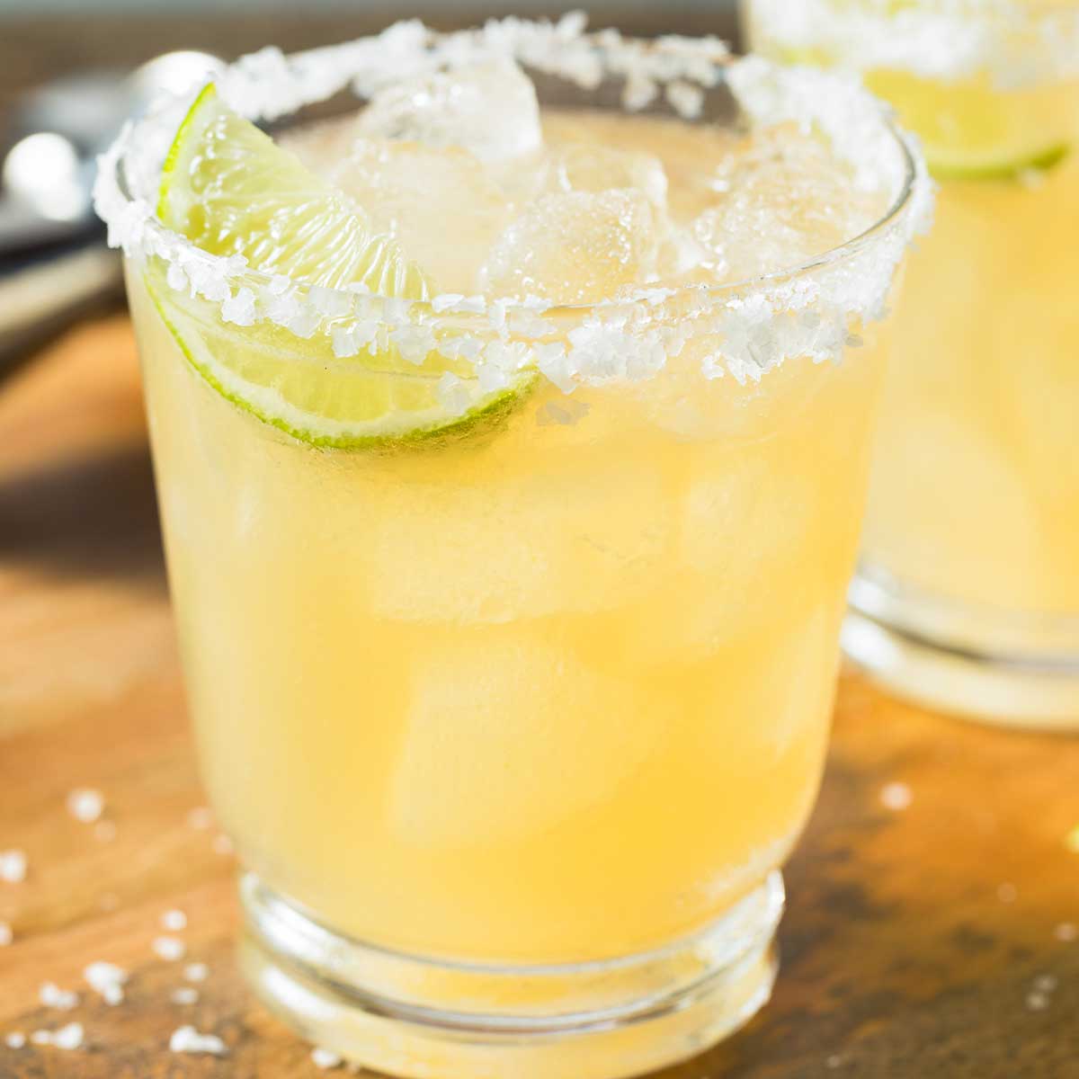 Skinny Mezcal 艾薇儿视频在线观看 with salted rim and lime wedge.