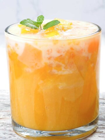 Skinny mango 吸舌添泬的a片 with mango slices and mint sprig.