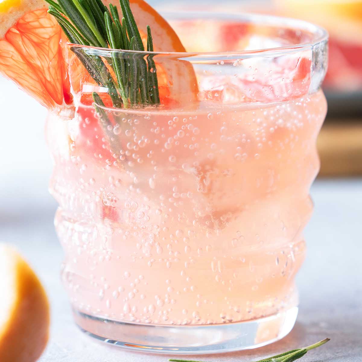 Skinny Paloma 安徽妇搡bbbb搡bbbb with grapefruit slice and rosemary sprig