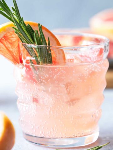 Skinny Paloma 精品免费视频 with grapefruit slice and rosemary sprig