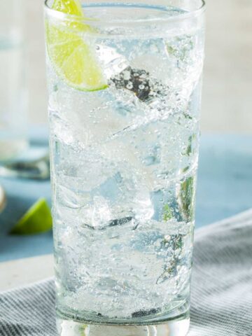 asaakira Ranch Water 精品免费视频 with lime wedge.