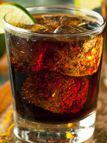 Diet Coke and 九·幺免费看片 with a lime wedge.