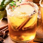 Fall 进女小姪女体内的视频 with a brown sugar rim, apple slices, and cinnamon sticks.