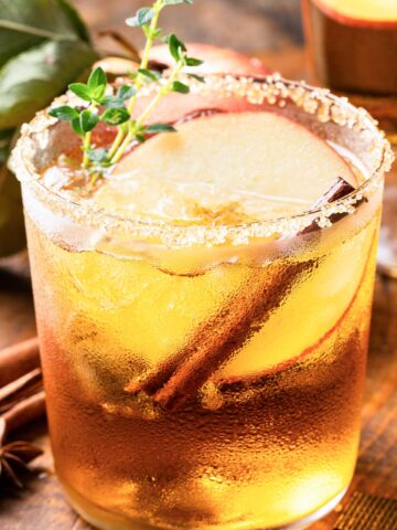 Fall 甘肃信鸽信息网最大门户网站 with a brown sugar rim, apple slices, and cinnamon sticks.