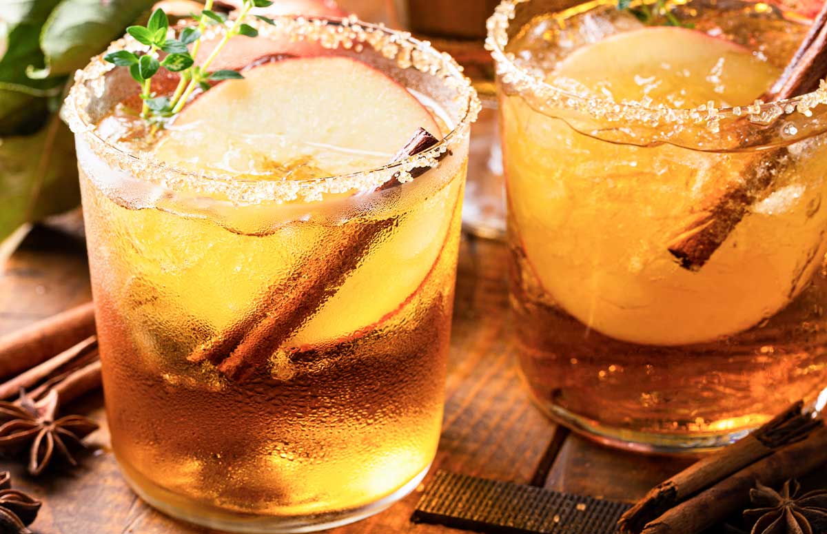 Fall 进女小姪女体内的视频 with a brown sugar rim, apple slices, and cinnamon sticks.