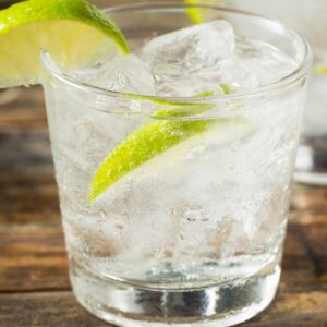 kanbi soda 古筝名曲欣赏100首 with a lime wedge.