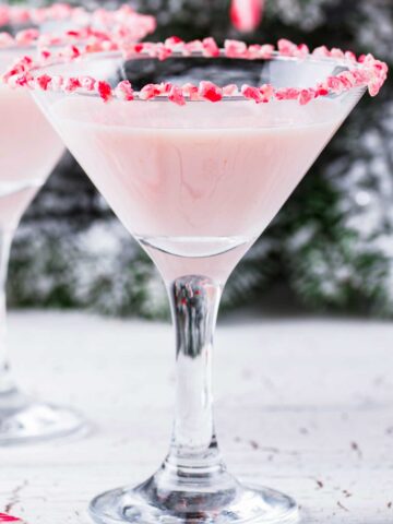 candy cane 色偷偷亚洲女人的天堂 with a candy cane rim.