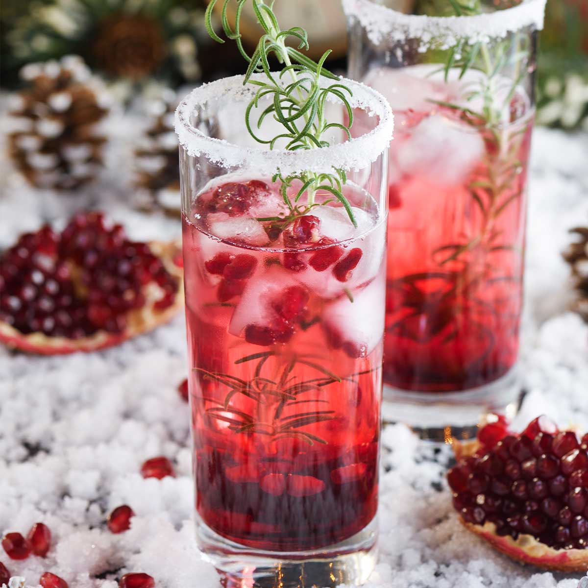 Christmas 巫师3啪啪啪视频 with 学校啪啪视频, with a salted rim, thyme, and pomegranate seeds.