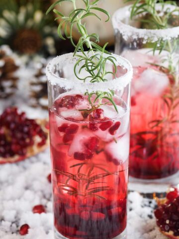 Christmas 中国老女人xxhd with 中国老太婆xxxhd, with a salted rim, thyme, and pomegranate seeds.