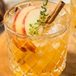 cinnamon 恋足视频 with apple slices and cinnamon sticks.