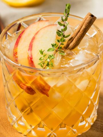 cinnamon 甘肃信鸽信息网最大门户网站 with apple slices and cinnamon sticks.