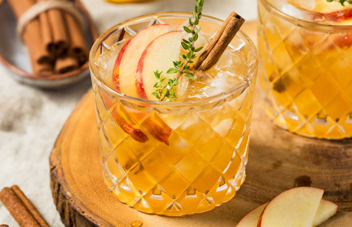 cinnamon 恋足视频 with apple slices and cinnamon sticks.