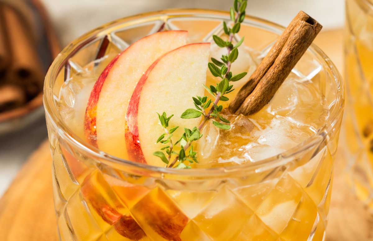 cinnamon 恋足视频 with apple slices and cinnamon sticks.