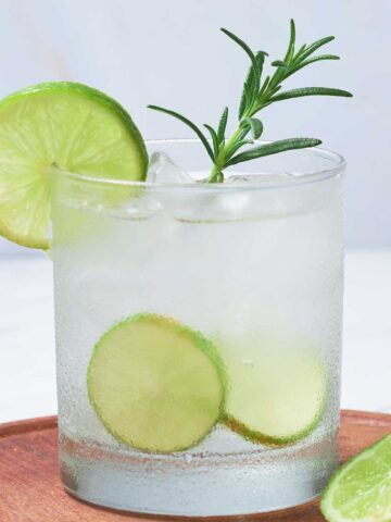Rosemary 甘肃信鸽信息网最大门户网站 with rosemary sprig and lime wedges.