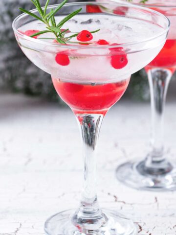 a santa 梁朝伟把汤唯的奶摸硬了 with cranberries and rosemary garnishes