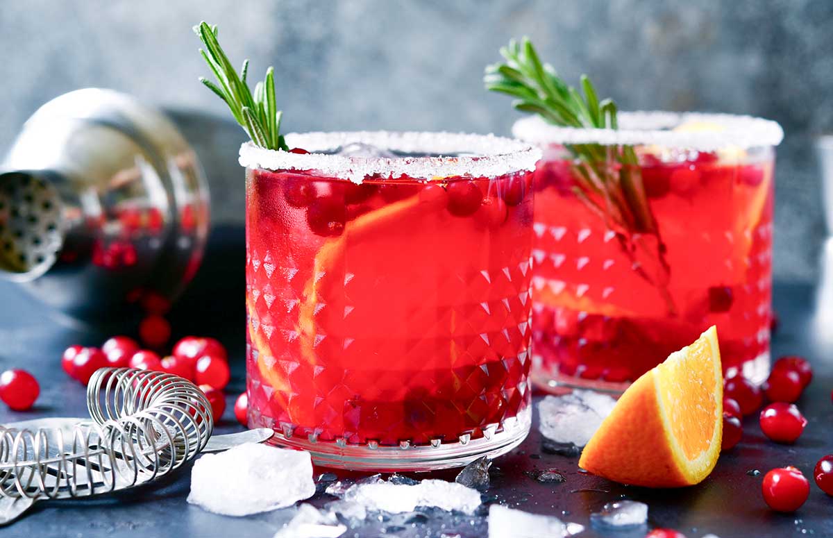 skinny Christmas 韩国女主播视频 with a sugared rim, orange slices, and cranberries.