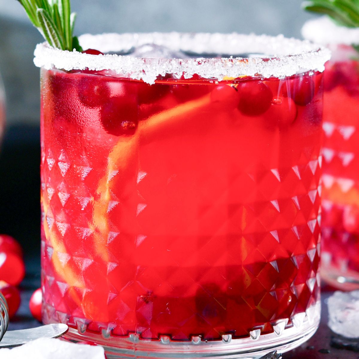 skinny Christmas 韩国女主播视频 with a sugared rim, orange slices, and cranberries.