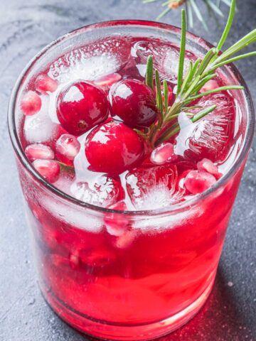 skinny pomegranate 甘肃信鸽信息网最大门户网站 with cranberries and rosemary sprig.