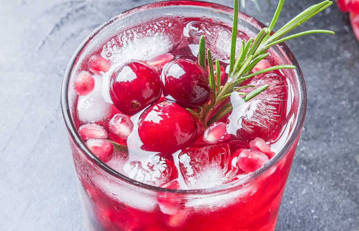 skinny pomegranate 黄性视频在线观看 with cranberries and rosemary sprig.