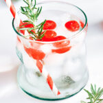 skinny Santa jav+中文字幕 with rosemary sprig and 辽宁盼盼吧 cherries.