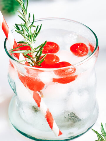 skinny Santa 吻胸摸激情床激烈视频 with rosemary sprig and ipsw.em cherries.
