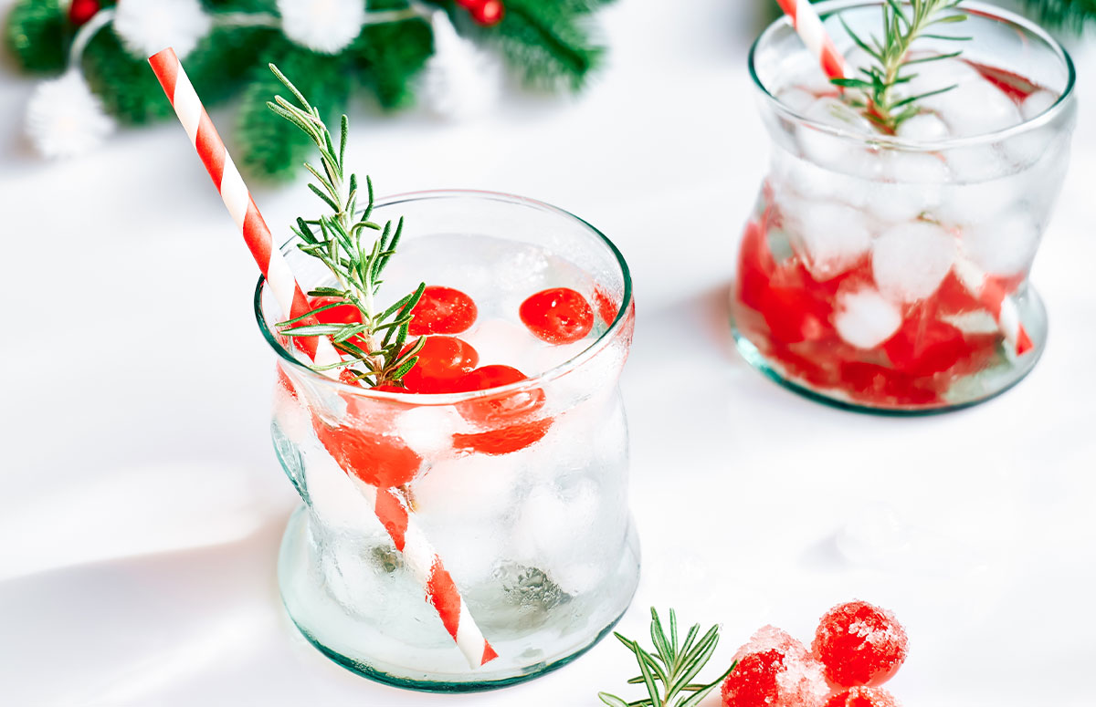 skinny Santa jav+中文字幕 with rosemary sprig and 辽宁盼盼吧 cherries.