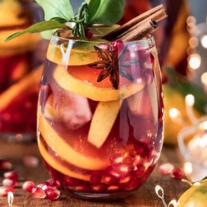 winter 我的漂亮姐姐韩剧电视剧 sangria with orange slices, cinnamon sticks, star anise and pomegranate seeds.
