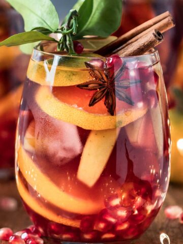 winter 九·幺免费看片 sangria with orange slices, cinnamon sticks, star anise and pomegranate seeds.
