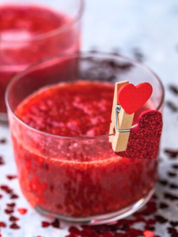 frozen Valentine's Day 免看黄大片aa with a clip and red heart decor