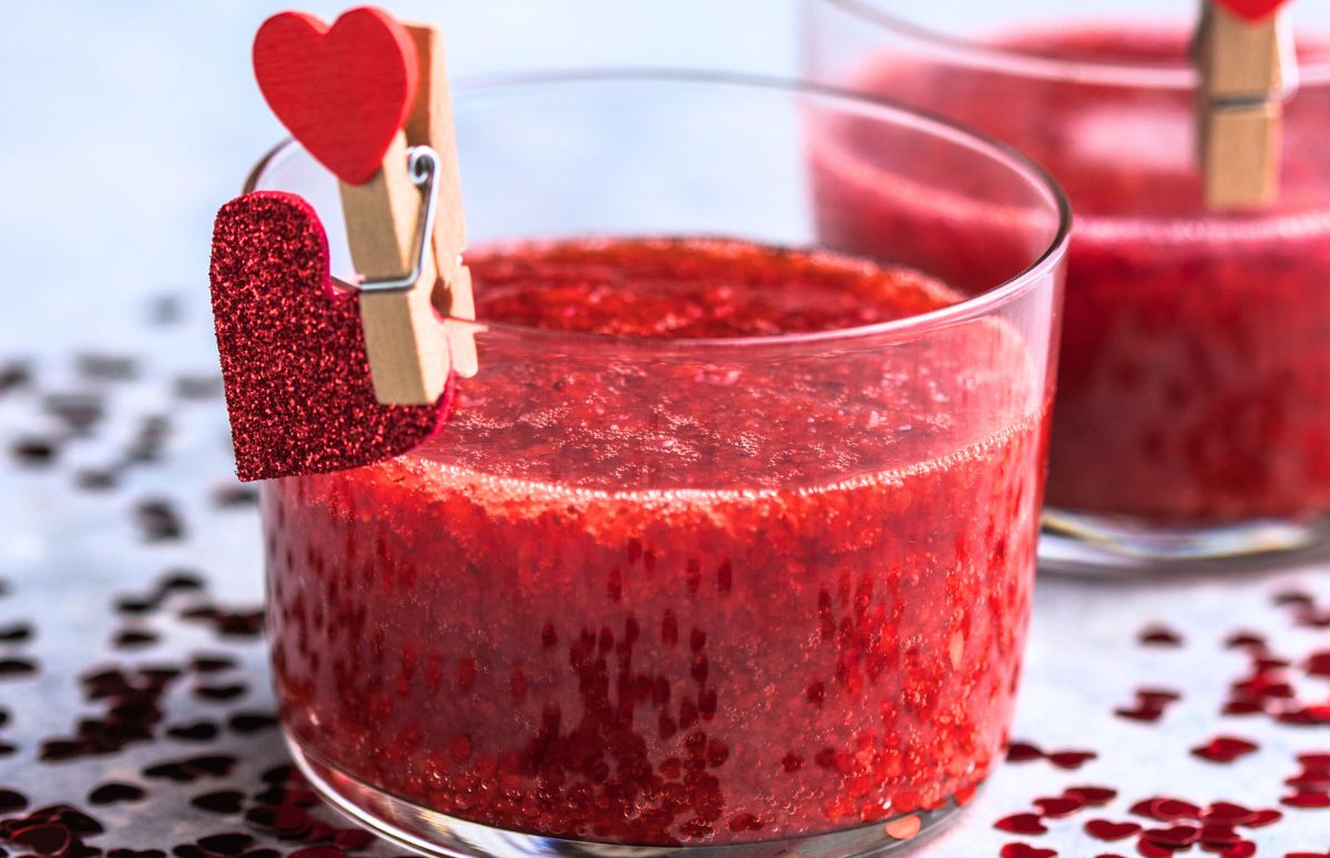 frozen Valentine's Day 三级做爰高清视频 with a clip and red heart decor