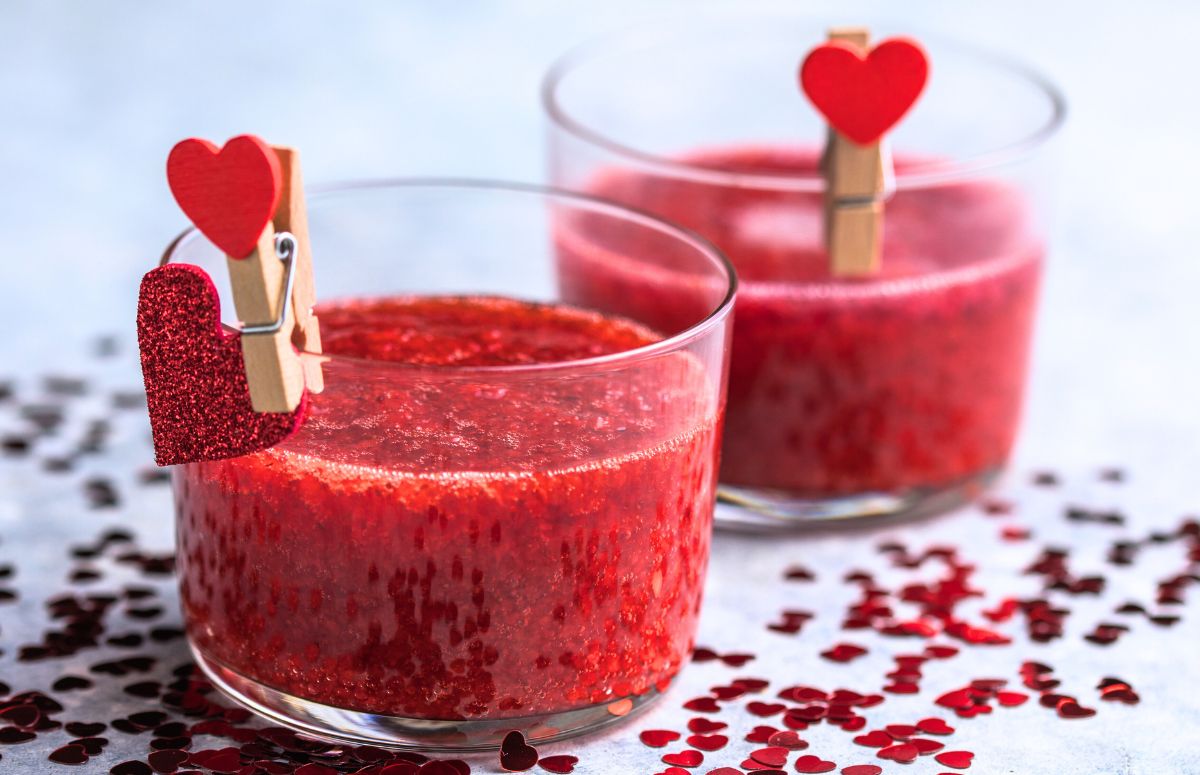 frozen Valentine's Day 三级做爰高清视频 with a clip and red heart decor