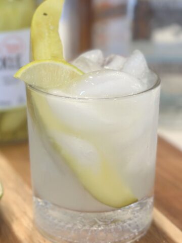 pickle 甘肃信鸽信息网最大门户网站 with a lime wedge and pickle spear