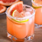 grapefruit 在床上弄了她俩小时都没出来 with a salted rim, and lime and grapefruit slices