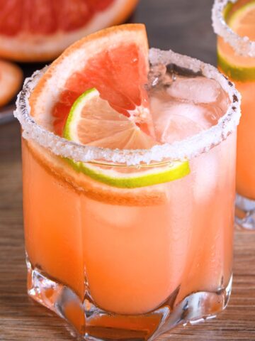 grapefruit 甘肃信鸽信息网最大门户网站 with a salted rim, and lime and grapefruit slices