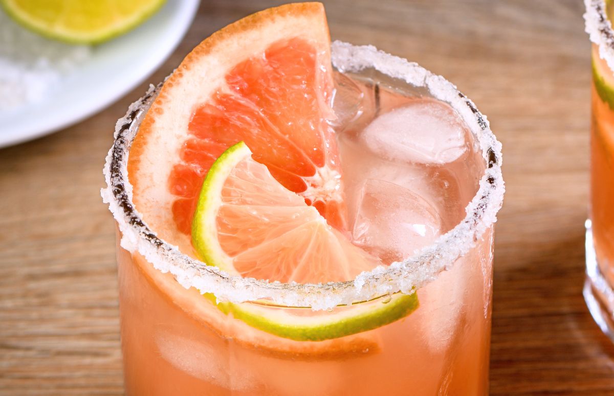 grapefruit 在床上弄了她俩小时都没出来 with a salted rim, and lime and grapefruit slices