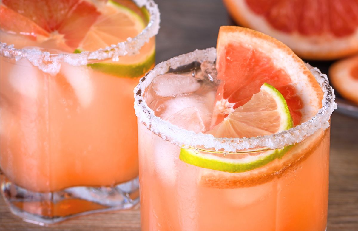grapefruit 在床上弄了她俩小时都没出来 with a salted rim, and lime and grapefruit slices