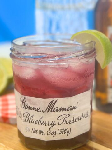 jelly jar 甘肃信鸽信息网最大门户网站 with a lime wedge