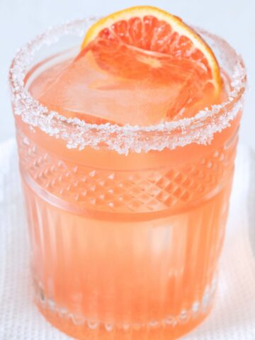 skinny blood orange 联合早报中文网 in a low ball glass with a salted rim and a blood orange slice