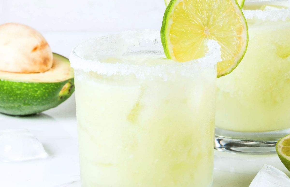 avocado 性少妇jealousvue成熟 in a glass rimmed with salt