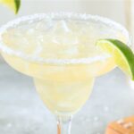 Casamigos 疼~别放了~装不下了不下载 with a salted rim and lime wedge