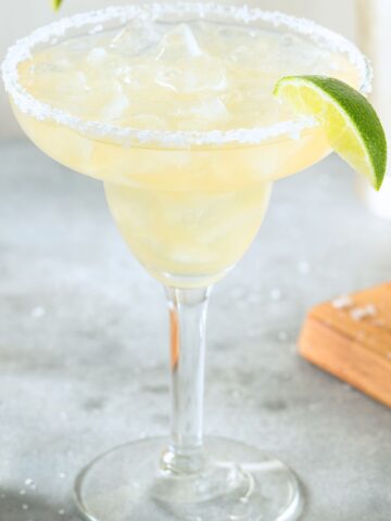 Casamigos 甘肃信鸽信息网最大门户网站 with a salted rim and lime wedge